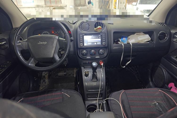 Used Jeep Compass 2010 2.4L four-wheel drive sport version Center Console