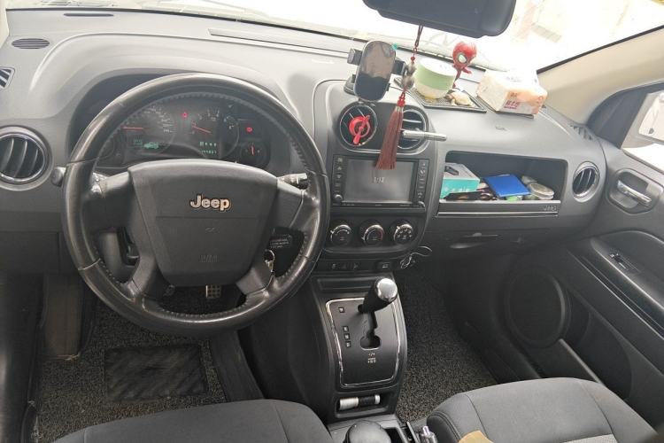 Used Jeep Compass 2010 2.4L four-wheel drive sport version Center Console