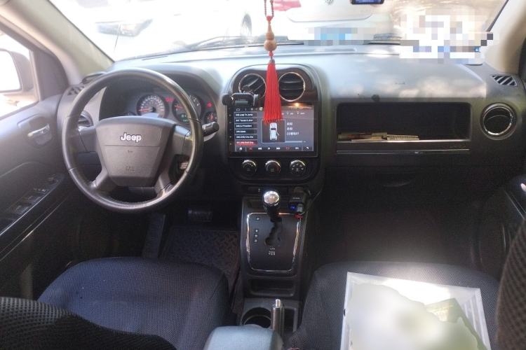 Used Jeep Compass 2010 2.4L four-wheel drive sport version Center Console