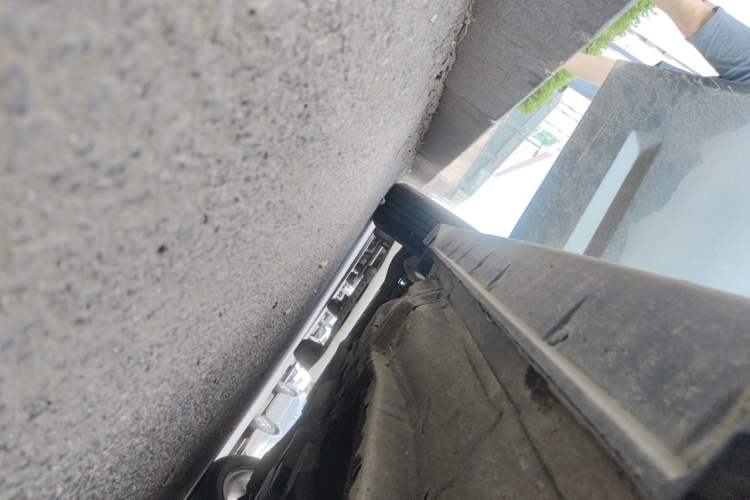 Used Jeep Compass 2010 2.4L four-wheel drive sport version Chassis Front Right