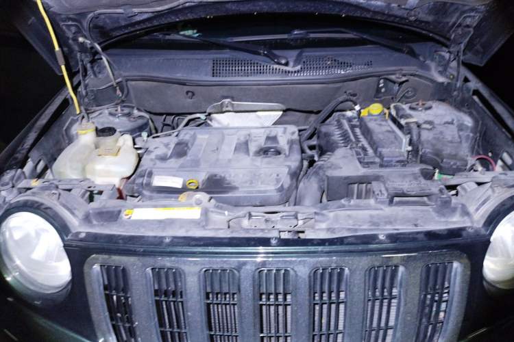 Used Jeep Compass 2010 2.4L four-wheel drive sport version Engine Bay