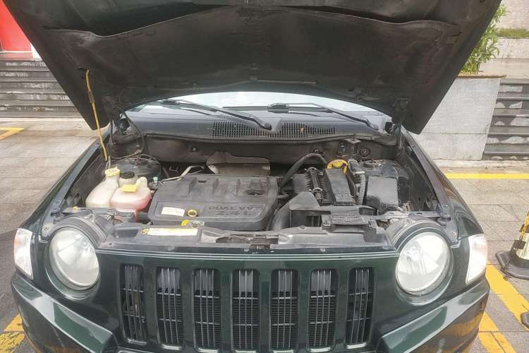 Used Jeep Compass 2010 2.4L four-wheel drive sport version Engine Bay
