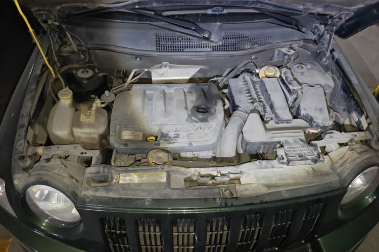 Used Jeep Compass 2010 2.4L four-wheel drive sport version Engine Bay