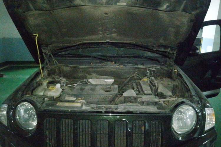 Used Jeep Compass 2010 2.4L four-wheel drive sport version Engine Bay