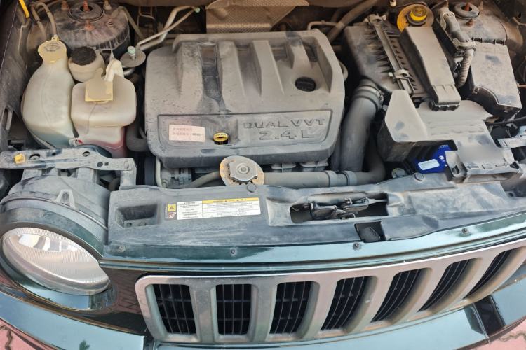 Used Jeep Compass 2010 2.4L four-wheel drive sport version Engine Bay