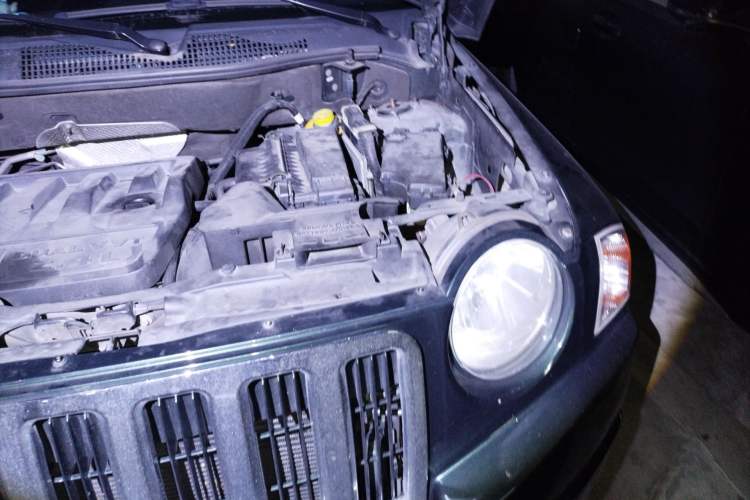 Used Jeep Compass 2010 2.4L four-wheel drive sport version Engine Bay Left