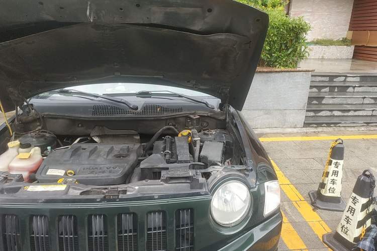 Used Jeep Compass 2010 2.4L four-wheel drive sport version Engine Bay Left
