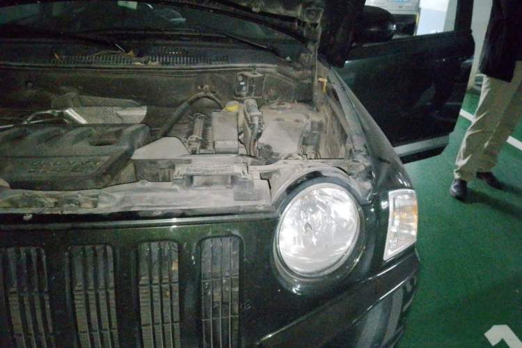 Used Jeep Compass 2010 2.4L four-wheel drive sport version Engine Bay Left