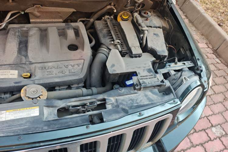 Used Jeep Compass 2010 2.4L four-wheel drive sport version Engine Bay Left