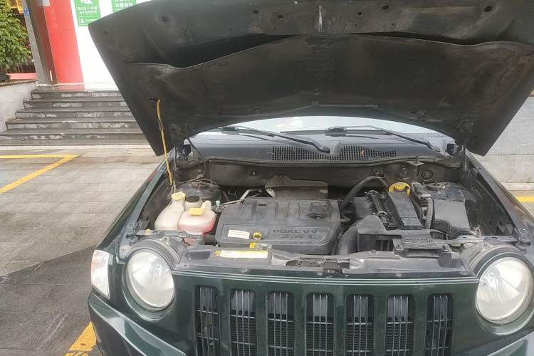 Used Jeep Compass 2010 2.4L four-wheel drive sport version Engine Bay Right