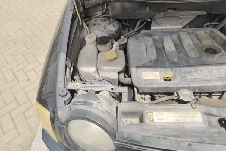 Used Jeep Compass 2010 2.4L four-wheel drive sport version Engine Bay Right