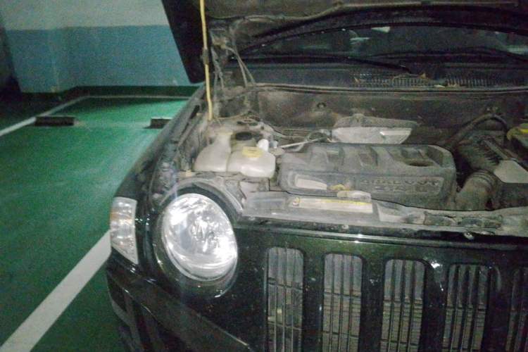 Used Jeep Compass 2010 2.4L four-wheel drive sport version Engine Bay Right