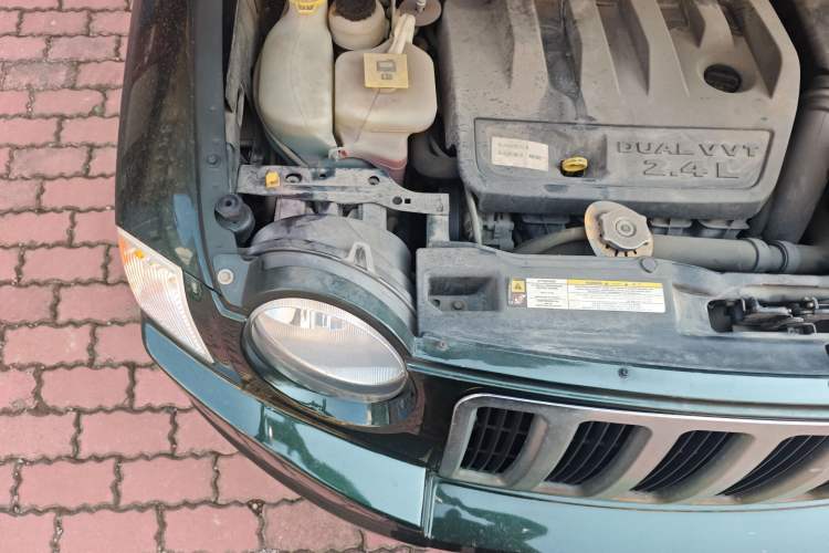 Used Jeep Compass 2010 2.4L four-wheel drive sport version Engine Bay Right