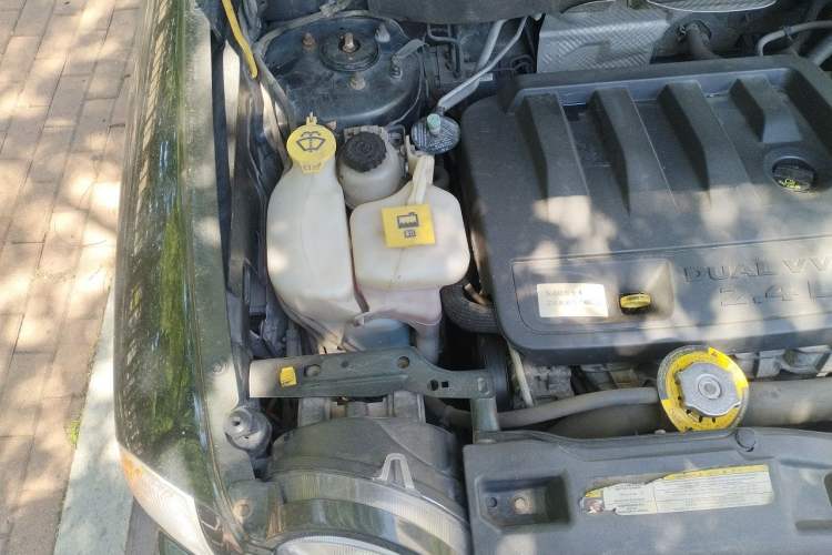 Used Jeep Compass 2010 2.4L four-wheel drive sport version Engine Bay Right