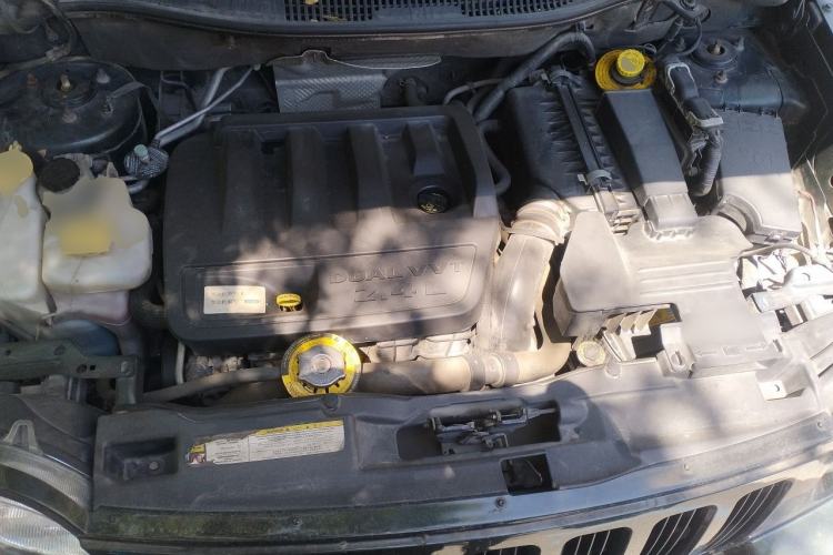 Used Jeep Compass 2010 2.4L four-wheel drive sport version Engine Bay