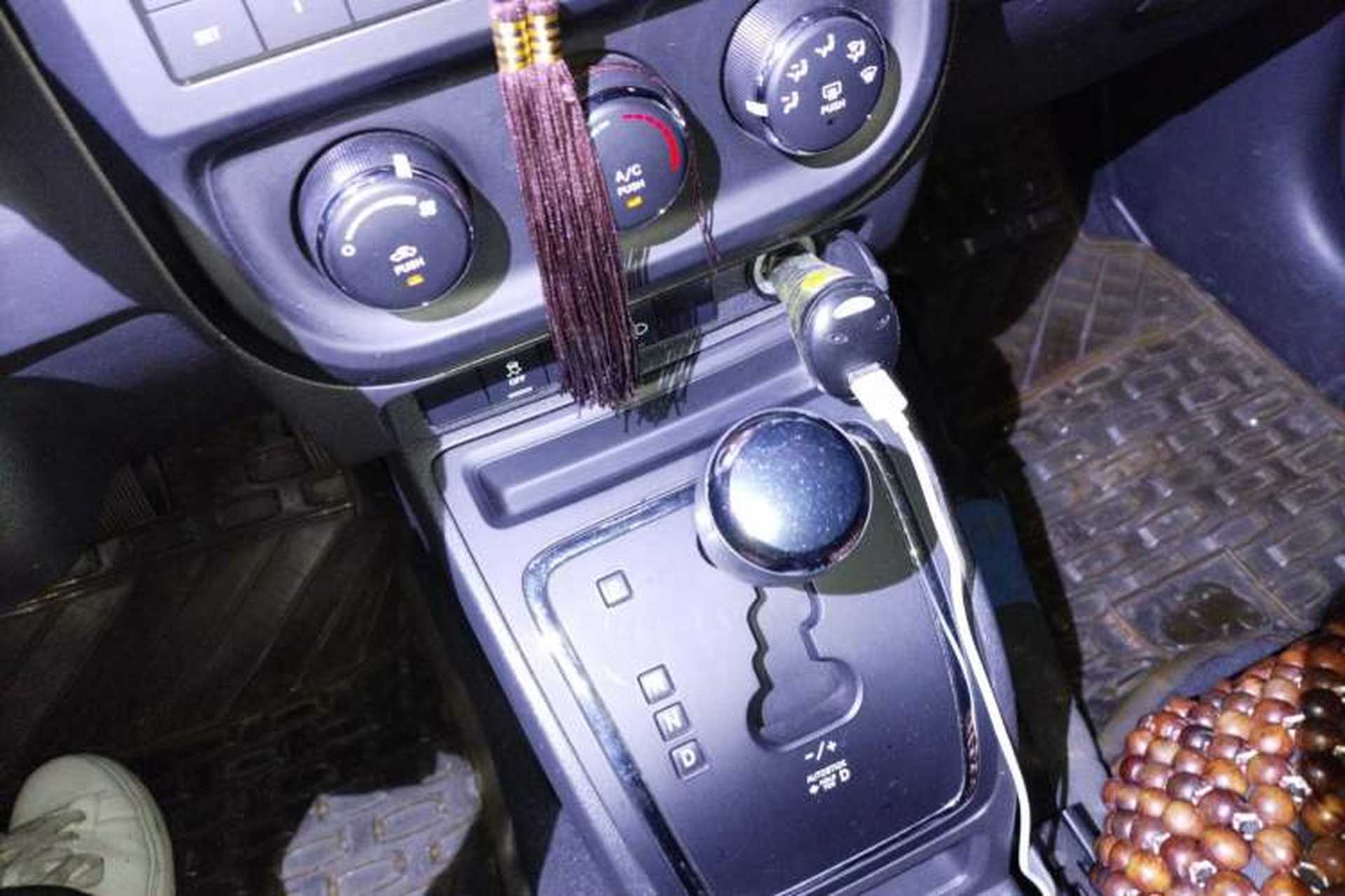 Used Jeep Compass 2010 2.4L four-wheel drive sport version Gear Lever