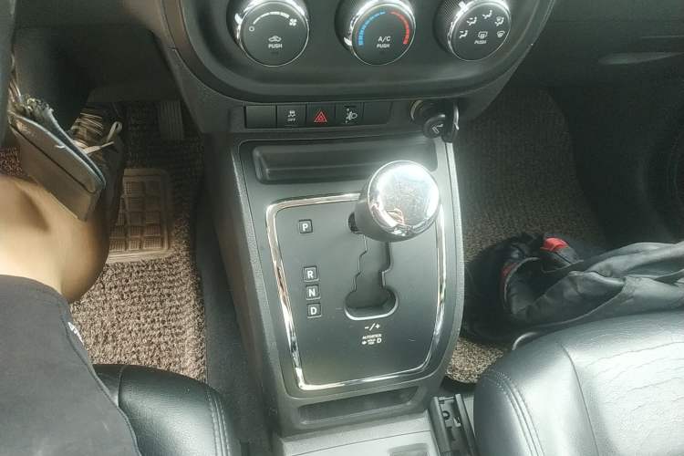 Used Jeep Compass 2010 2.4L four-wheel drive sport version Gear Lever
