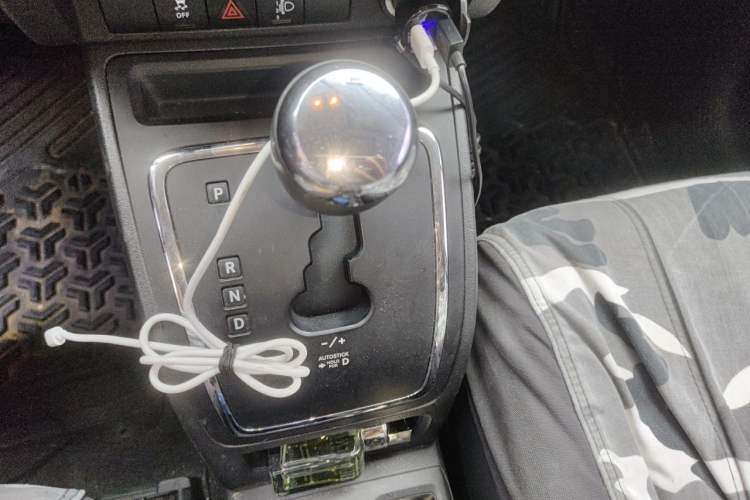 Used Jeep Compass 2010 2.4L four-wheel drive sport version Gear Lever