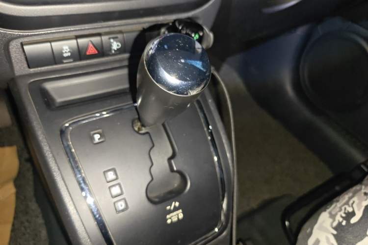 Used Jeep Compass 2010 2.4L four-wheel drive sport version Gear Lever