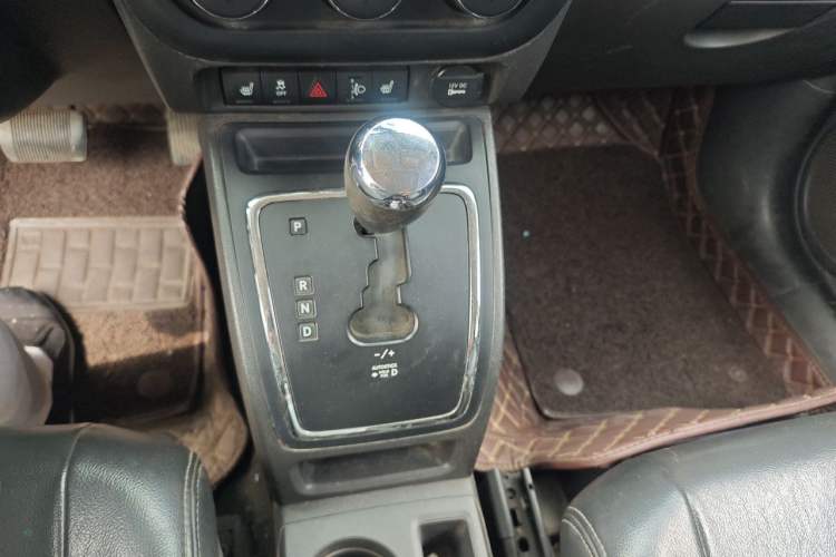 Used Jeep Compass 2010 2.4L Four-Wheel Drive Limited Edition Gear Lever