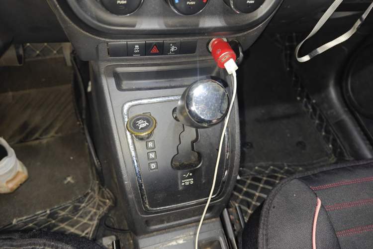 Used Jeep Compass 2010 2.4L four-wheel drive sport version Gear Lever