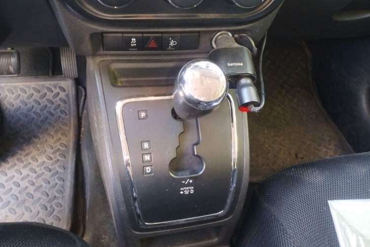 Used Jeep Compass 2010 2.4L four-wheel drive sport version Gear Lever