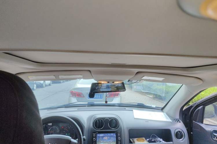 Used Jeep Compass 2010 2.4L four-wheel drive sport version Headliner