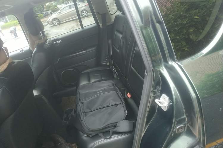 Used Jeep Compass 2010 2.4L four-wheel drive sport version Left Rear Seat