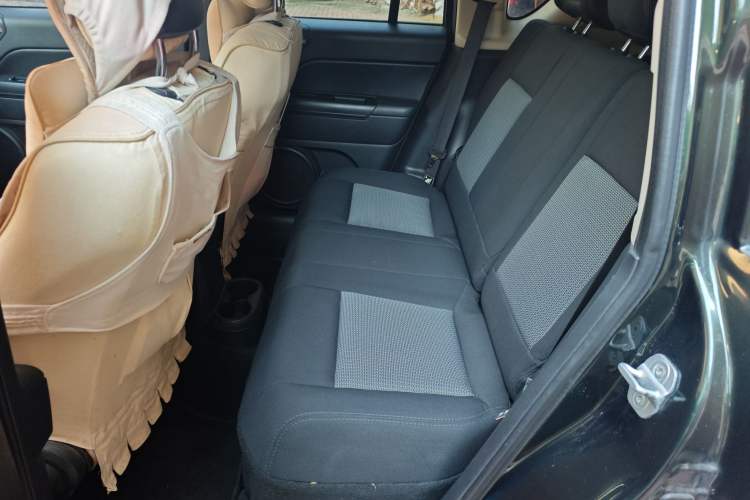 Used Jeep Compass 2010 2.4L four-wheel drive sport version Left Rear Seat