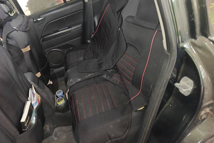 Used Jeep Compass 2010 2.4L four-wheel drive sport version Left Rear Seat