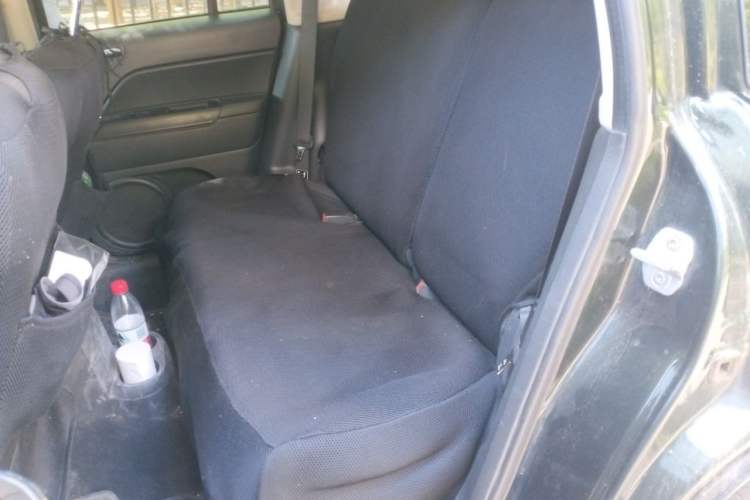 Used Jeep Compass 2010 2.4L four-wheel drive sport version Left Rear Seat