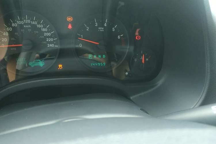 Used Jeep Compass 2010 2.4L four-wheel drive sport version Odometer Close Up