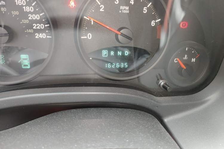 Used Jeep Compass 2010 2.4L four-wheel drive sport version Odometer Close Up