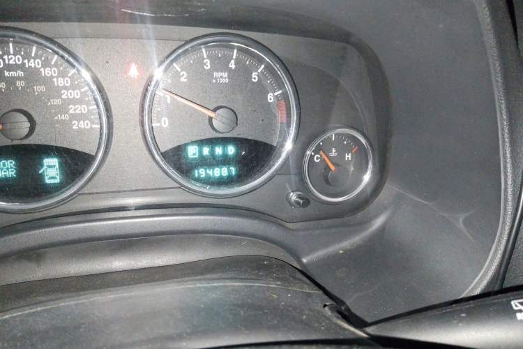 Used Jeep Compass 2010 2.4L four-wheel drive sport version Odometer Close Up