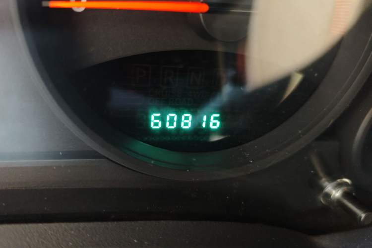 Used Jeep Compass 2010 2.4L four-wheel drive sport version Odometer Close Up