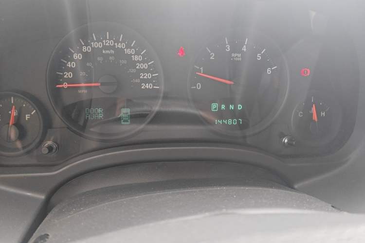 Used Jeep Compass 2010 2.4L four-wheel drive sport version Odometer Close Up