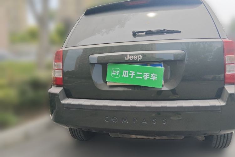 Used Jeep Compass 2010 2.4L four-wheel drive sport version Rear