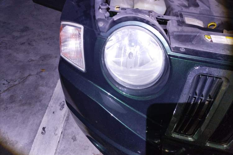 Used Jeep Compass 2010 2.4L four-wheel drive sport version Right Front Headlight