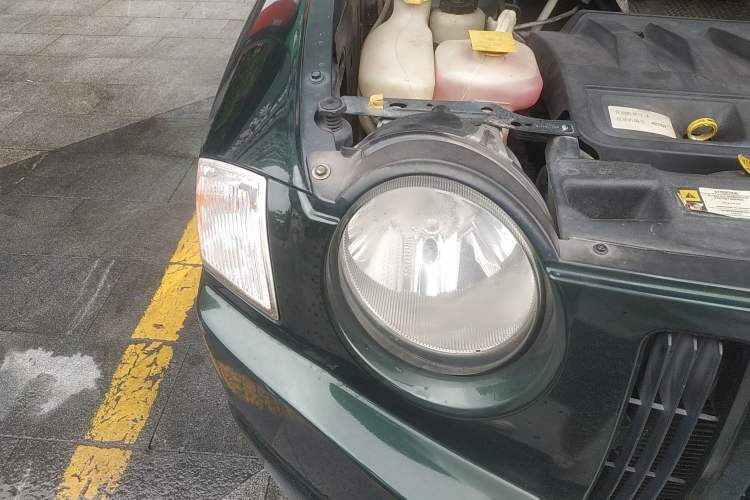 Used Jeep Compass 2010 2.4L four-wheel drive sport version Right Front Headlight