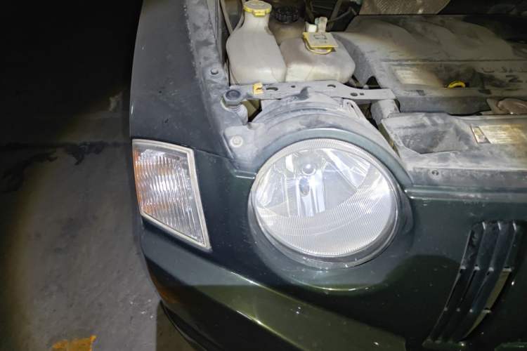 Used Jeep Compass 2010 2.4L four-wheel drive sport version Right Front Headlight