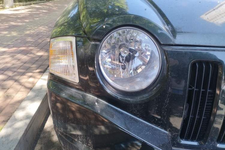 Used Jeep Compass 2010 2.4L four-wheel drive sport version Right Front Headlight