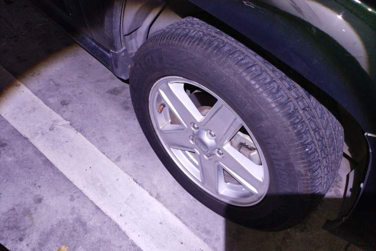 Used Jeep Compass 2010 2.4L four-wheel drive sport version Right Front Wheel Hub