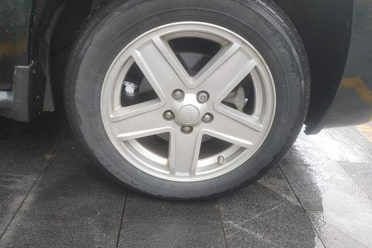 Used Jeep Compass 2010 2.4L four-wheel drive sport version Right Front Wheel Hub