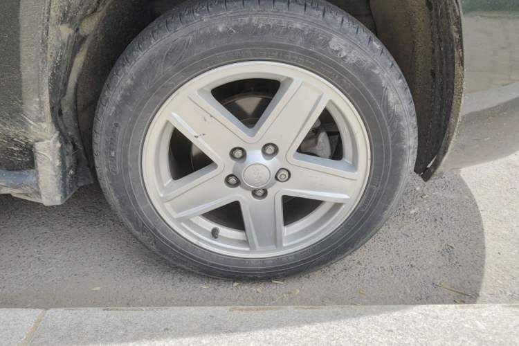 Used Jeep Compass 2010 2.4L four-wheel drive sport version Right Front Wheel Hub