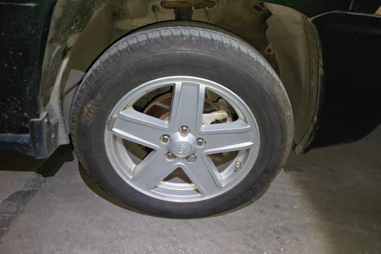 Used Jeep Compass 2010 2.4L four-wheel drive sport version Right Front Wheel Hub