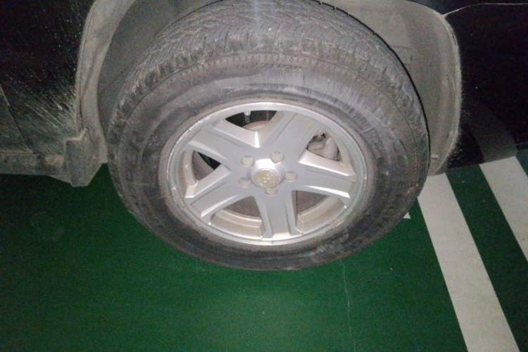 Used Jeep Compass 2010 2.4L four-wheel drive sport version Right Front Wheel Hub