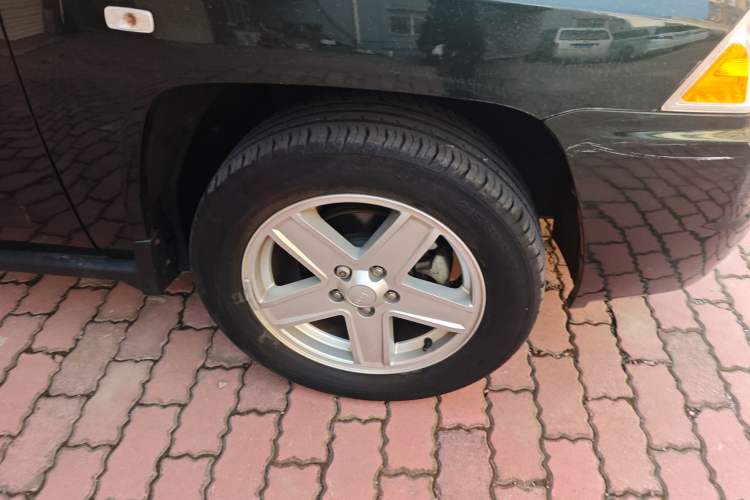 Used Jeep Compass 2010 2.4L four-wheel drive sport version Right Front Wheel Hub