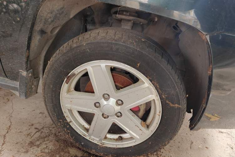 Used Jeep Compass 2010 2.4L four-wheel drive sport version Right Front Wheel Hub
