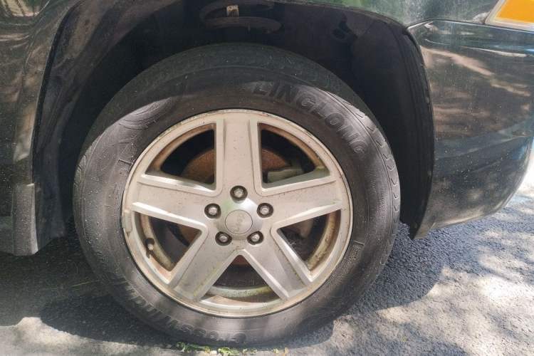 Used Jeep Compass 2010 2.4L four-wheel drive sport version Right Front Wheel Hub