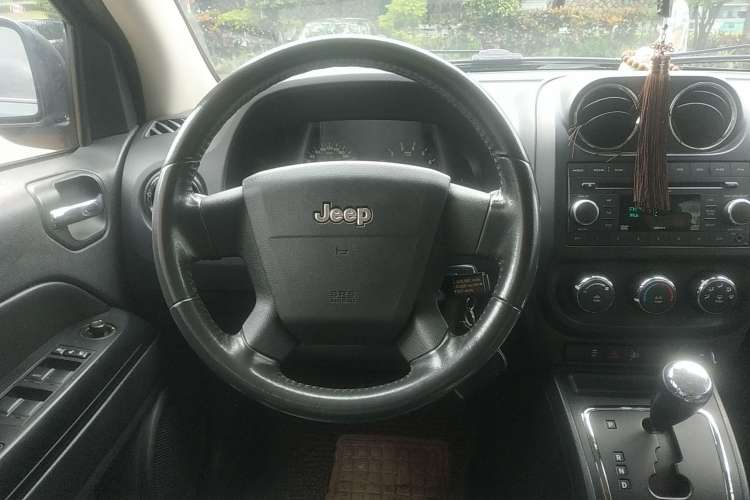 Used Jeep Compass 2010 2.4L four-wheel drive sport version Steering Wheel